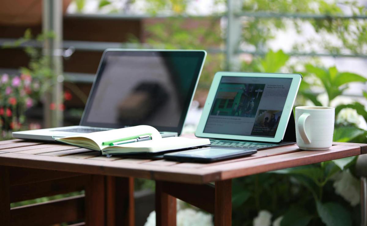 Zwei Monitore mit unscharfen farbigen Bildschirminhalten